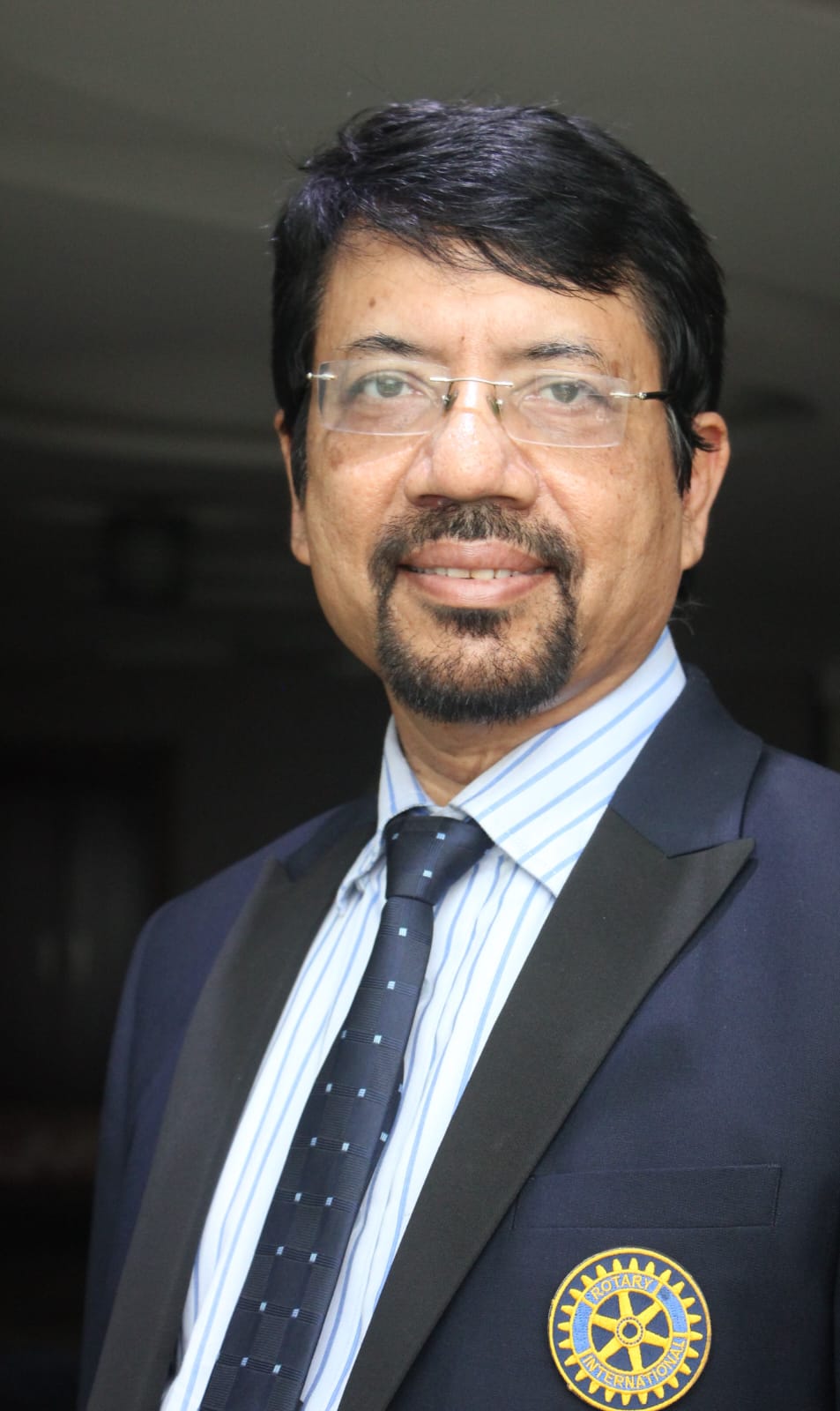 চেয়ারম্যান স্যারের বার্তা,  নার্সিং শিক্ষায় উৎকর্ষতার প্রতিশ্রুতি নিয়ে ২০১০ সালে প্রতিষ্ঠিত খুলনার প্রথম বেসরকারি নার্সিং ইনস্টিটিউট জিএমআর নার্সিং ইনস্টিটিউটে আপনাকে স্বাগতম। এক দশকেরও বেশি সময় ধরে, আমাদের ইনস্টিটিউট সমাজের কল্যাণে অর্থপূর্ণ অবদান রাখার জন্য সহানুভূতিশীল, যোগ্য এবং দক্ষ স্বাস্থ্যসেবা পেশাদারদের গড়ে তোলার জন্য নিবেদিতপ্রাণ।  চেয়ারম্যান হিসেবে, আমি আমাদের প্রতিষ্ঠানের অর্জনে অত্যন্ত গর্বিত এবং স্বাস্থ্যসেবা ক্ষেত্রে অর্থপূর্ণ ক্যারিয়ার গড়তে ইচ্ছুক সকল উচ্চাকাঙ্ক্ষী নার্সিং শিক্ষার্থীদের আন্তরিকভাবে স্বাগত জানাই।  জিএমআর নার্সিং ইনস্টিটিউটে, আমরা পেশাদার নার্সিং প্রোগ্রামের একটি বিস্তৃত পরিসর অফার করি, যার মধ্যে রয়েছে:  নার্সিং বিজ্ঞান এবং মিডওয়াইফারিতে ৩ বছরের ডিপ্লোমা মিডওয়াইফারিতে ৩ বছরের ডিপ্লোমা আমাদের পাঠ্যক্রমটি বাংলাদেশ নার্সিং এবং মিডওয়াইফারি কাউন্সিল (বিএনএমসি) এর মান অনুসারে ডিজাইন করা হয়েছে, যাতে আমাদের শিক্ষার্থীরা জাতীয় প্রয়োজনীয়তা পূরণ করে উচ্চমানের শিক্ষা এবং পেশাদার প্রশিক্ষণ পায়।  স্বাস্থ্যসেবা ব্যবস্থায় নার্সদের গুরুত্বপূর্ণ ভূমিকা আমরা সম্পূর্ণরূপে স্বীকার করি। আমাদের নিবেদিতপ্রাণ এবং অভিজ্ঞ অনুষদ সদস্যরা একটি সহায়ক, সুশৃঙ্খল এবং উদ্দীপক শিক্ষার পরিবেশ প্রদানের জন্য অক্লান্ত পরিশ্রম করেন। শক্তিশালী একাডেমিক প্রশিক্ষণের পাশাপাশি, আমরা ব্যবহারিক ক্লিনিকাল অভিজ্ঞতার উপর জোর দিই যাতে শিক্ষার্থীরা আত্মবিশ্বাস এবং পেশাদার দক্ষতা বিকাশ করতে পারে।  আমাদের ইনস্টিটিউটের শিক্ষার্থীরা গাজী মেডিকেল কলেজ হাসপাতালে, ৫০০ শয্যাবিশিষ্ট একটি টারশিয়ারি কেয়ার হাসপাতাল, যা আধুনিক চিকিৎসা সুবিধা সম্বলিত। এই অভিজ্ঞতা শিক্ষার্থীদের রোগীর যত্ন এবং ক্লিনিকাল অনুশীলনে বাস্তব অভিজ্ঞতা অর্জনে সক্ষম করে।  প্রতিষ্ঠার পর থেকে, হাজার হাজার নার্স জিএমআর নার্সিং ইনস্টিটিউট থেকে স্নাতক হয়েছেন। আজ তারা বাংলাদেশ এবং বিদেশের অনেক দেশে সরকারি এবং স্বনামধন্য বেসরকারি হাসপাতালে স্বতন্ত্রভাবে সেবা প্রদান করছেন।  প্রতি বছর, আমরা স্বীকার করি:  নার্সিং বিজ্ঞান ও ধাত্রীবিদ্যায় ডিপ্লোমা ৭৫ জন শিক্ষার্থী মিডওয়াইফারিতে ডিপ্লোমা ৩০ জন শিক্ষার্থী  নার্সিং শিক্ষাকে সহজলভ্য এবং সাশ্রয়ী মূল্যের করে তুলতে আমরা প্রতিশ্রুতিবদ্ধ। আমাদের ইনস্টিটিউট যুক্তিসঙ্গত মূল্যে শিক্ষা প্রদান করে এবং আমাদের ৫% শিক্ষার্থী যোগ্যতা এবং প্রয়োজনের ভিত্তিতে সম্পূর্ণ বিনামূল্যে বৃত্তি পায়।  জিএমআর নার্সিং ইনস্টিটিউটে, আমরা বিশ্বাস করি যে নার্সিং কেবল একটি পেশা নয় বরং মানবতার জন্য একটি মহৎ সেবা। আমরা উৎসাহী এবং নিবেদিতপ্রাণ শিক্ষার্থীদের আমাদের সাথে যোগ দিতে এবং এমন একটি সম্প্রদায়ের অংশ হতে আমন্ত্রণ জানাই যারা সহানুভূতি এবং পেশাদারিত্বের সাথে মানসম্পন্ন স্বাস্থ্যসেবা প্রদানের জন্য প্রচেষ্টা করে।  গাজী মিজানুর রহমান ডা চেয়ারম্যান জিএমআর নার্সিং ইনস্টিটিউট খুলনা, বাংলাদেশ।     Message from the Chairman  Welcome to GMR Nursing Institute, the first private nursing institute in Khulna established in 2010 with a commitment to excellence in nursing education. For more than a decade, our institute has been dedicated to developing compassionate, competent, and skilled healthcare professionals who contribute meaningfully to the wellbeing of society. As the Chairman, I take great pride in the achievements of our institution and warmly welcome all aspiring nursing students who wish to build a meaningful career in healthcare. At GMR Nursing Institute, we offer a comprehensive range of professional nursing programs, including: 3-Year Diploma in Nursing Science and Midwifery 3-Year Diploma in Midwifery Our curriculum is designed in accordance with the standards of the Bangladesh Nursing and Midwifery Council (BNMC), ensuring that our students receive high-quality education and professional training that meets national requirements. We fully recognize the critical role nurses play in the healthcare system. Our dedicated and experienced faculty members work tirelessly to provide a supportive, disciplined, and stimulating learning environment. Along with strong academic training, we emphasize practical clinical experience so that students develop confidence and professional competence. Students of our institute receive hands-on clinical training at the Gazi Medical College Hospital, a 500-bed tertiary care hospital equipped with modern medical facilities. This exposure enables students to gain real-world experience in patient care and clinical practice. Since its establishment, thousands of nurses have graduated from GMR Nursing Institute. Today they are serving with distinction in government and reputed private hospitals across Bangladesh and in many countries abroad. Each year, we admit: 75 students in Diploma in Nursing Science and Midwifery 30 students in Diploma in Midwifery We are committed to making nursing education accessible and affordable. Our institute offers education at a reasonable cost, and 5% of our students receive full free scholarships based on merit and need. At GMR Nursing Institute, we believe that nursing is not just a profession but a noble service to humanity. We invite passionate and dedicated students to join us and become part of a community that strives to deliver quality healthcare with compassion and professionalism. Dr. Gazi Mizanur Rahman Chairman GMR Nursing Institute Khulna, Bangladesh.